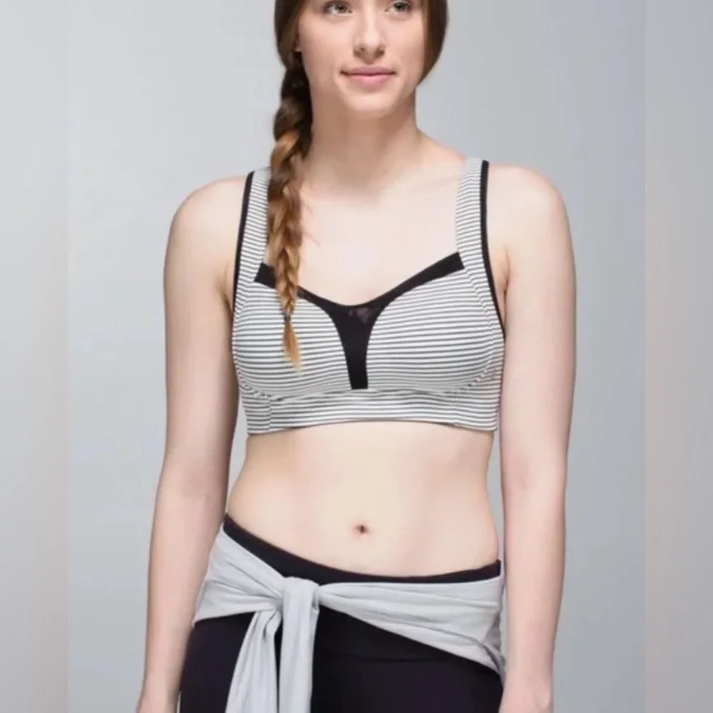 🎉3 for $50 🎉Lululemon Athletica Black and White Striped Sports Bra